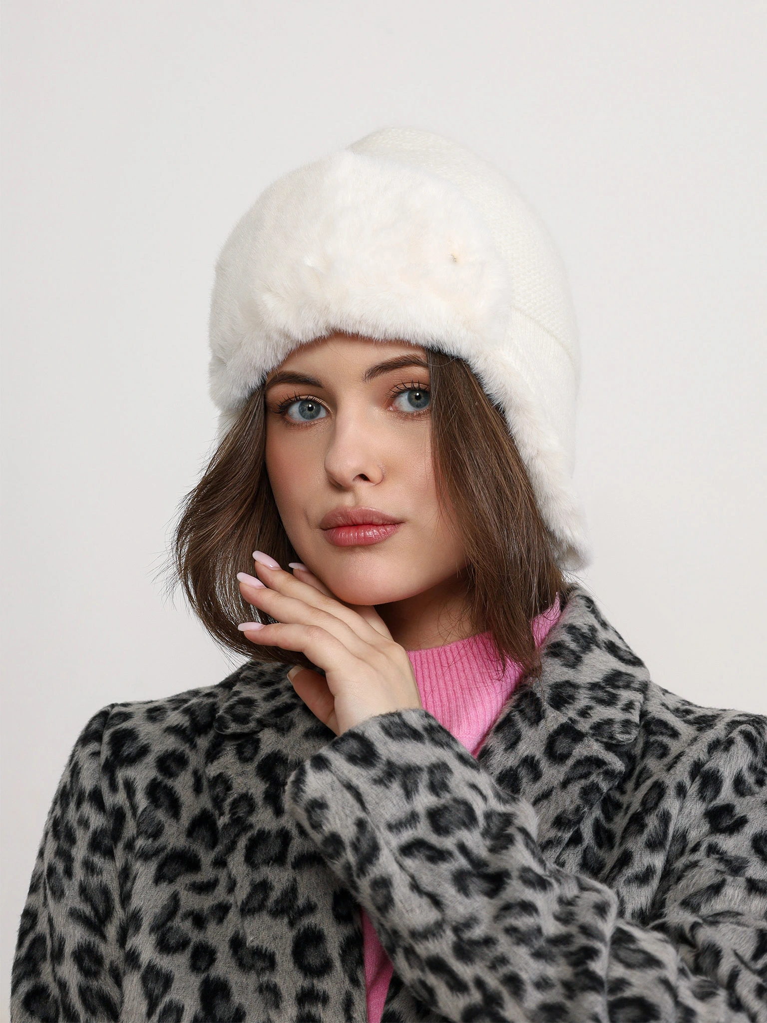 Шапка-ушанка с меховым козырьком белого цвета